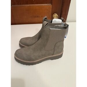 NWB Dolce Vita Womens Shoes Size 9 Leigha Low Heel Lug Sole Chelsea Boot Taupe